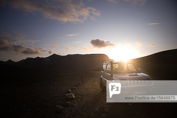 Geländewagen in der Wüste bei Sonnenuntergang  Landmannalaugar  Hochland  Island