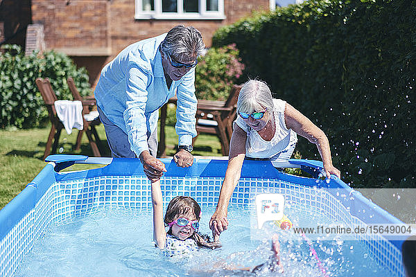 Großeltern unterstützen Enkelin im Schwimmbad