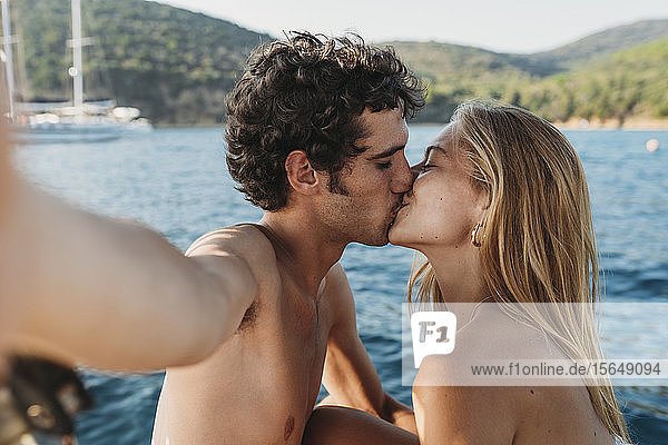Selbstgefälliges und küssendes Paar am Meer  Italien