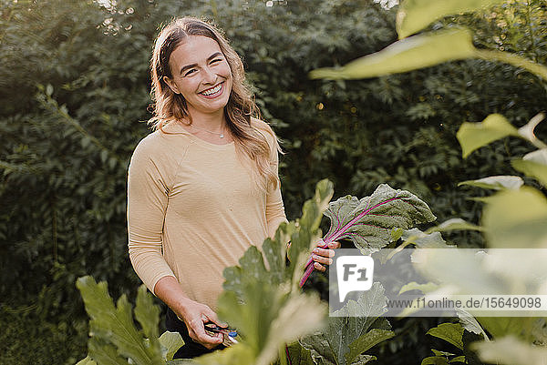 Gärtnerin mit frischen Produkten aus dem Garten