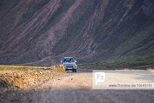 Geländewagen auf unbefestigter Straße Berg im Hintergrund Landmannalaugar Hochland Island