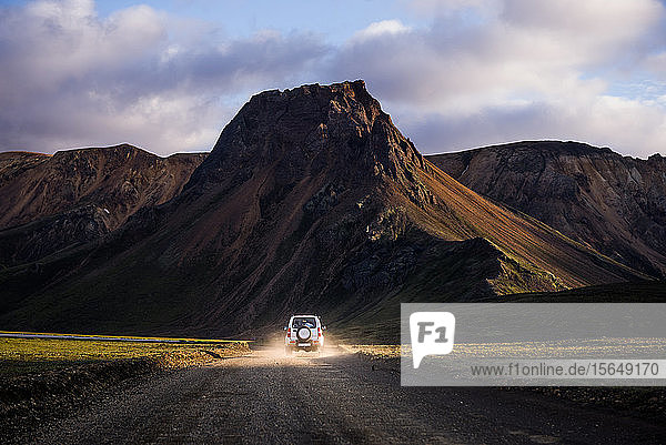 Geländewagen  der in Richtung Gebirge fährt  Landmannalaugar  Hochland  Island