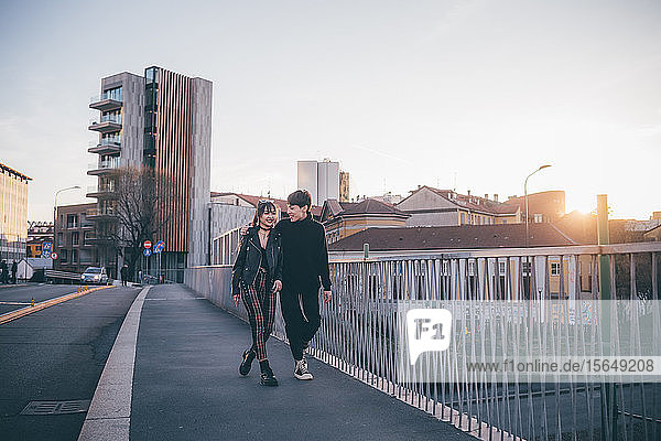 Modisches Paar geht über die Brücke  Mailand  Italien