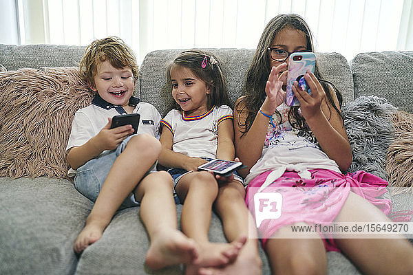 Freunde genießen Computerspiele auf dem Sofa