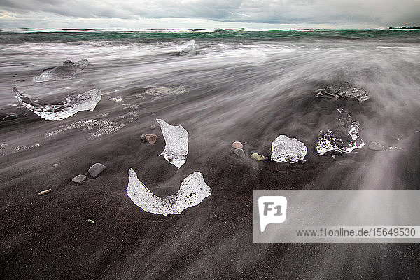 Eisbrocken  die Diamanten ähneln  Strand von Jokulsarlon (Diamantstrand)  Island