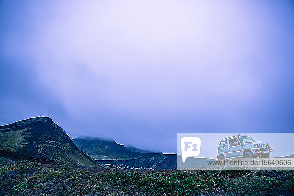 Geländewagen am Berg Landmannalaugar Island