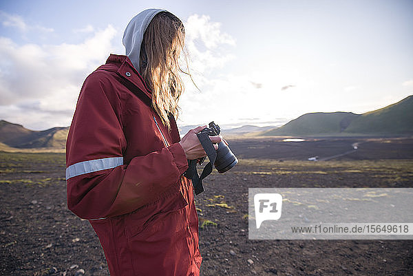 Wanderer schaut in die Kamera  Landmannalaugar  Hochland  Island
