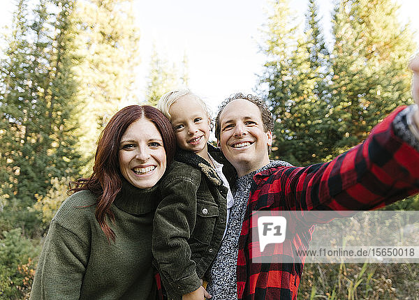 Familien-Selfie im Wald