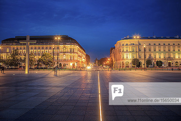 Pilsudski-Platz bei Nacht in Warschau  Masowien  Polen