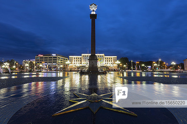 Säule auf dem Platz des Sieges bei Nacht in Kaliningrad  Russland