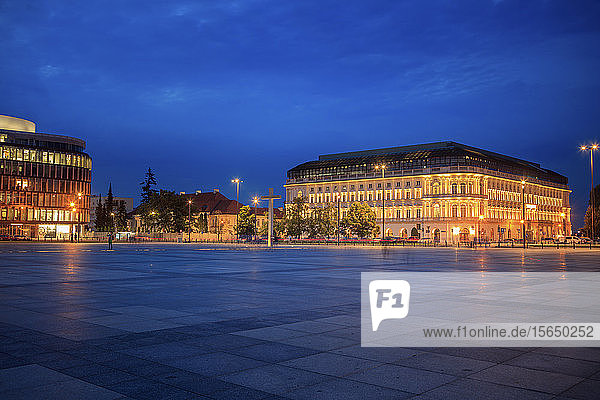 Pilsudski-Platz bei Nacht in Warschau  Masowien  Polen