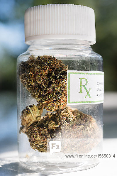 Medizinisches Marihuana in der Flasche