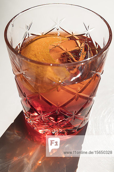 Negroni-Cocktail mit Schatten