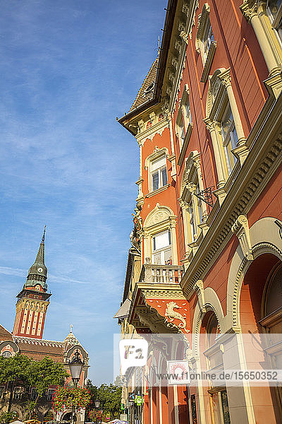 Niedriger Blickwinkel auf das Rathaus in Subotica  Serbien