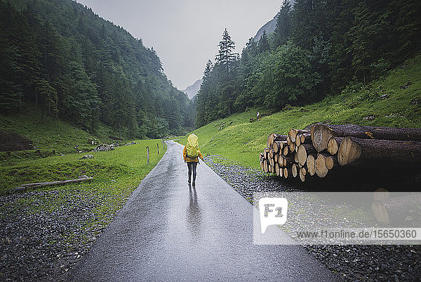 Frau beim Wandern auf der Straße in den Appenzeller Alpen  Schweiz