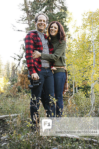 Lächelndes Ehepaar im Wald