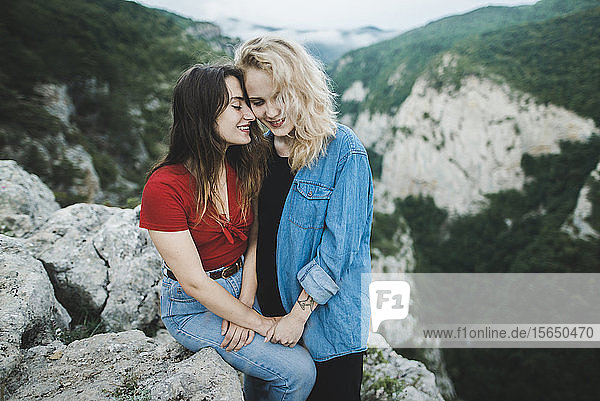 Lesbisches Paar umarmt sich in den Bergen auf der Krim  Ukraine