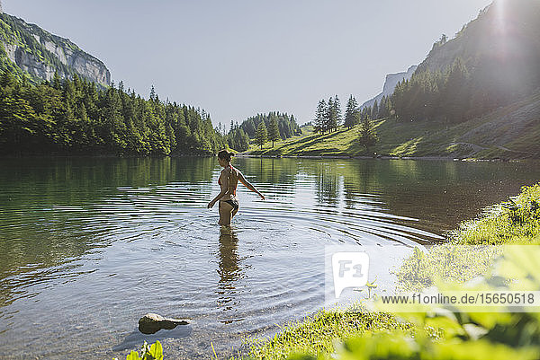 Frau beim Schwimmen im Seealpsee in den Appenzeller Alpen  Schweiz