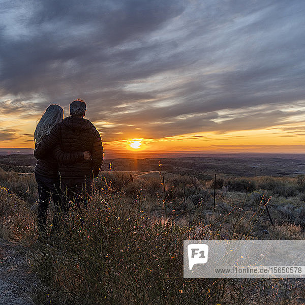 Paar im Feld bei Sonnenuntergang in den Boise Foothills in Boise  Idaho  USA