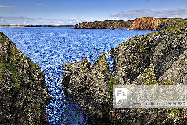 Ness of Hillswick  dramatische zerklüftete Klippen und rote Granitklippen der Heads of Grocken  Northmavine  Shetlandinseln  Schottland  Vereinigtes Königreich