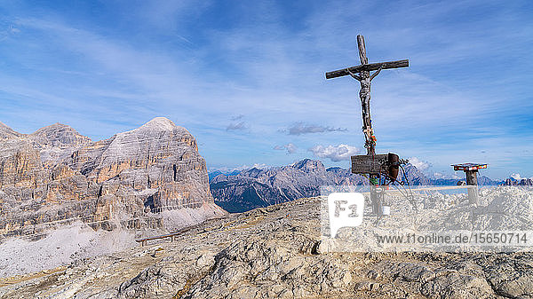 Gipfelkreuz des Monte Lagazuoi  Dolomiten  Italien