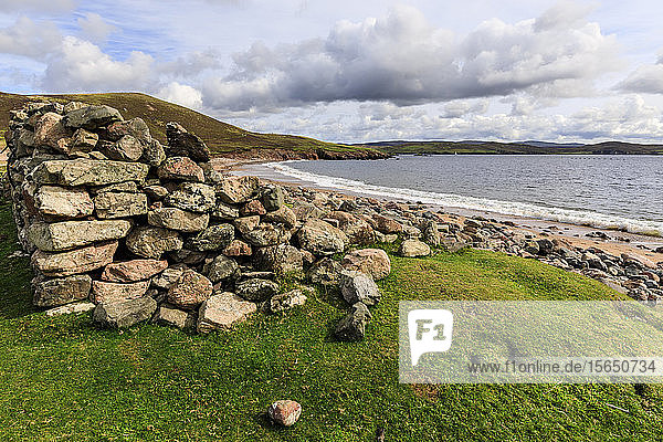 Little Ayre  verfallenes Croft House  roter Sandstrand  rote Granitfelsen  Muckle Roe Island  Shetlandinseln  Schottland  Vereinigtes Königreich