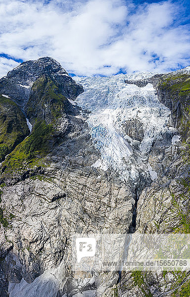 Drohnenaufnahme des Boyabreen-Gletschers im Sommer  Jostedalsbreen-Nationalpark  Fjaerland  Sogndal  Bezirk Sogn og Fjordane  Norwegen  Skandinavien