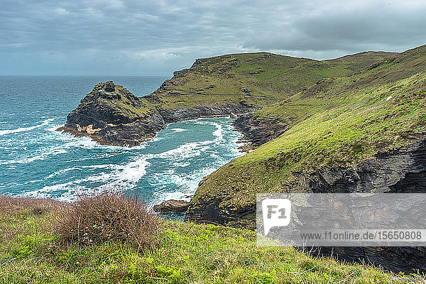 Küstenansichten einschließlich Penally Point vom South West Coast Path an der Atlantikküste von Cornwall  England  Vereinigtes Königreich