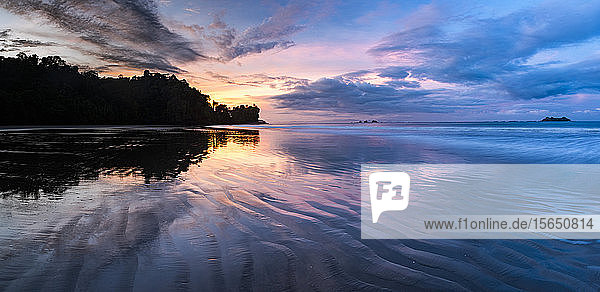 Sonnenaufgang am Strand Playa Arco  Uvita  Nationalpark Marino Ballena  Provinz Puntarenas  Pazifikküste von Costa Rica