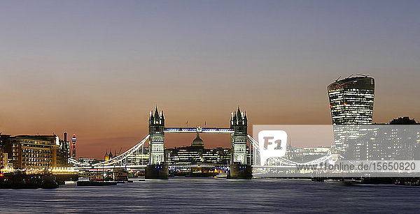 Panoramablick auf die Tower Bridge mit der St. Paul's Cathedral und den Hochhäusern der City in der Abenddämmerung  London  England  Vereinigtes Königreich