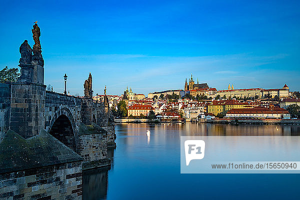 Die frühe Morgensonne beleuchtet den Veitsdom und die Prager Burg  UNESCO-Weltkulturerbe  Prag  Tschechische Republik