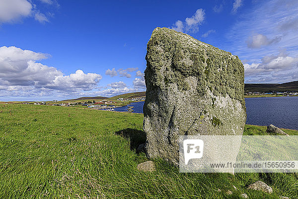 Busta Brae  Stehender Stein  Wolkenlandschaft und Blick auf die Küste  schöner Tag  Busta Voe  Brae  Delting  Shetlandinseln  Schottland  Vereinigtes Königreich
