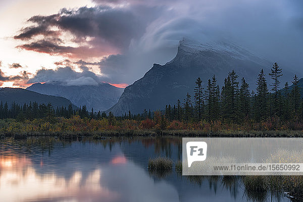Sonnenaufgang und Gewitterwolken an den Vermillion Lakes mit Mount Rundle im Herbst  Banff National Park  UNESCO-Weltkulturerbe  Alberta  Rocky Mountains  Kanada