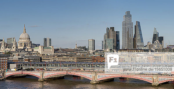 Panoramablick auf die City of London mit Blackfriars Bridge und St. Paul's Cathedral  London  England  Vereinigtes Königreich