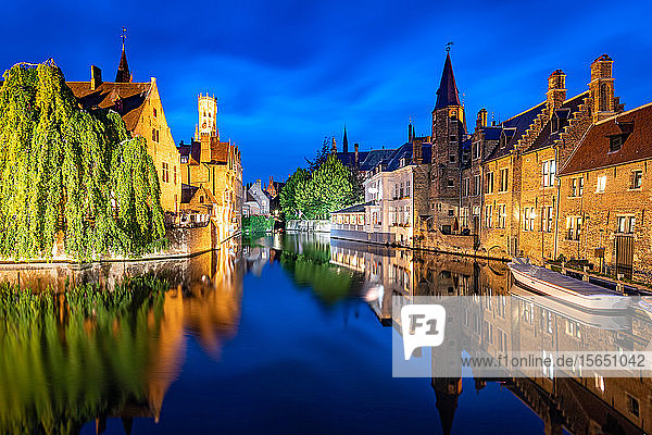 Die schönen Gebäude von Brügge spiegeln sich im stillen Wasser des Kanals  UNESCO-Weltkulturerbe  Brügge  Belgien