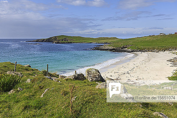 Meal Beach  weißer Sand  türkisfarbenes Wasser  einer der schönsten Strände der Shetlands  Insel West Burra  Shetlandinseln  Schottland  Vereinigtes Königreich