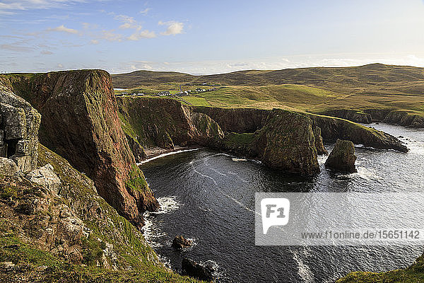 Westerwick  dramatische Küstenansichten  rote Granitklippen und Felsen  West Mainland  Shetlandinseln  Schottland  Vereinigtes Königreich