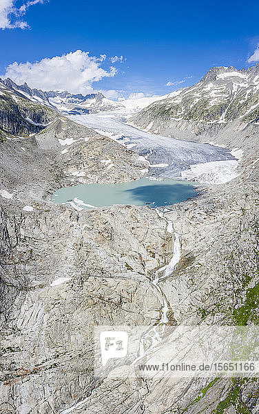 Panoramablick auf den Rhonegletscher und den Gletschersee an seinem Fuß  Gletsch  Kanton Wallis  Schweiz