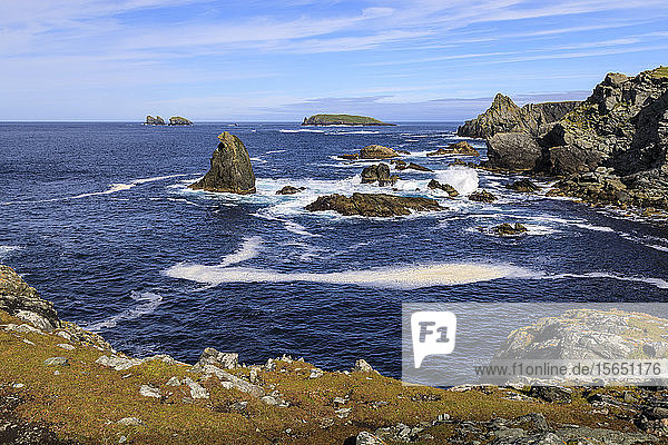 Isle of Fethaland  schäumendes Meer  Stacks  Klippen  Isle of Gruney   Ramna Stacks  North Roe  Mainland  Shetland-Inseln  Schottland  Vereinigtes Königreich