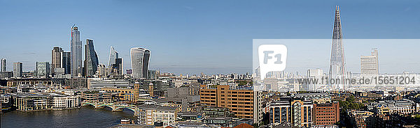 Panoramablick auf die Stadt mit der Southwark Bridge und dem Shard  London  England  Vereinigtes Königreich