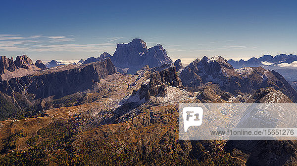 Blick auf die Dolomiten vom Gipfel des Monte Lagazuoi  Dolomiten  Italien