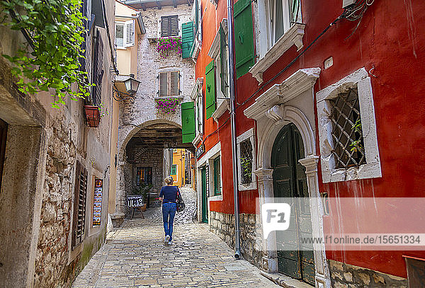 Blick auf eine gepflasterte Straße in der Altstadt von Rovinj  Kroatische Adria  Istrien  Kroatien  Europa