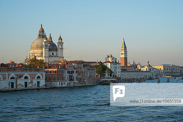 Salute-Kirche  Dogenpalast  Markusturm und Becken  Lagune von Venedig  Venedig  UNESCO-Weltkulturerbe  Venetien  Italien