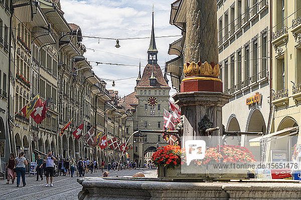 Touristen entlang der Marktgasse  Einkaufsstraße in der Altstadt mit dem Kafigturm im Hintergrund  Bern  Schweiz  Europa