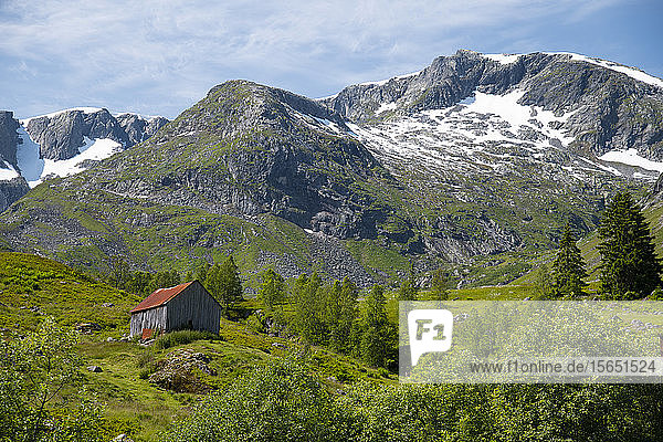 Eine Holzscheune am Hang unterhalb des Frudalsbreen-Gletschers  Vestlandet  Norwegen  Skandinavien