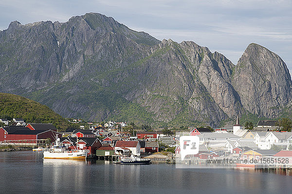 Das malerische Fischerdorf Reine  umgeben von Bergen auf Moskenesoya  Lofoten  Norwegen