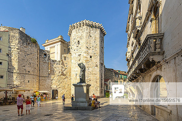 Blick auf den venezianischen Turm am Fruchtplatz  Split  Dalmatinische Küste  Kroatien  Europa
