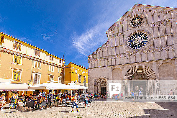 Blick auf ein belebtes Restaurant und die Kathedrale der Heiligen Anastasia  Zadar  Gespanschaft Zadar  Region Dalmatien  Kroatien  Europa