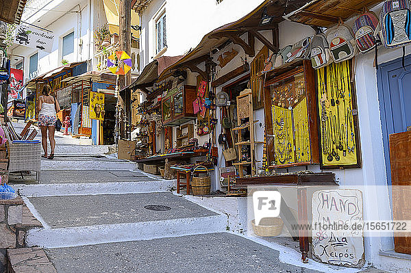 Typische Altstadtstraße in Parga  Preveza  Griechenland  Europa