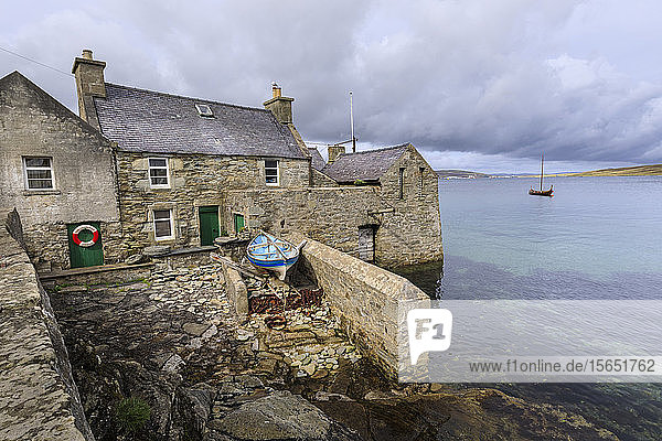 Wetterfront über der Lodberrie  historisches Gebäude  Heimat des TV-Detektivs Jimmy Perez  Lerwick  Shetlandinseln  Schottland  Vereinigtes Königreich